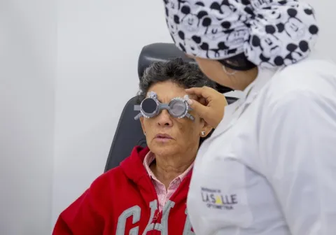 La Clínica de Optometría de la Universidad de La Salle tiene más de 58 años de trayectoria. Hemos sido custodios de la salud visual y ocular de cientos de generaciones de familias. 