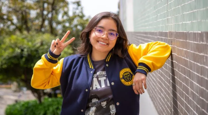 Joven lasallista sonriendo